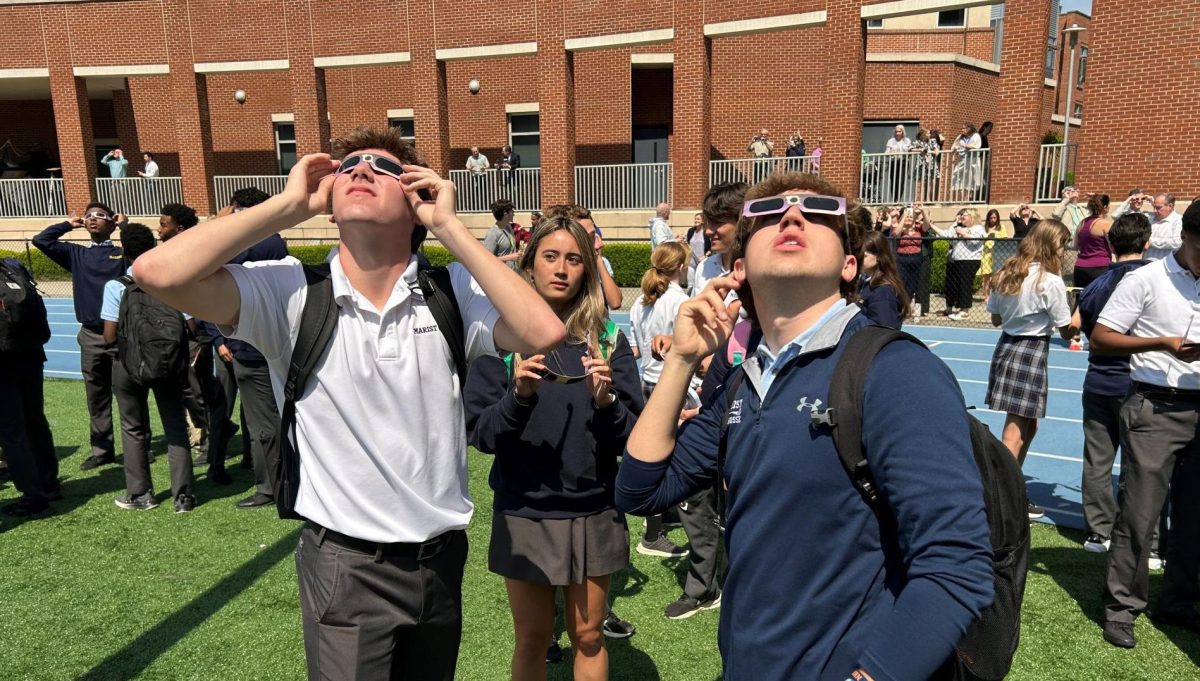 Students+make+their+way+to+the+stadium+to+catch+the+fleeting+moments+of+the+April+8+eclipse.